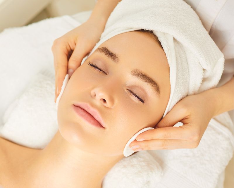 mujer recibiendo tratamiento facial
